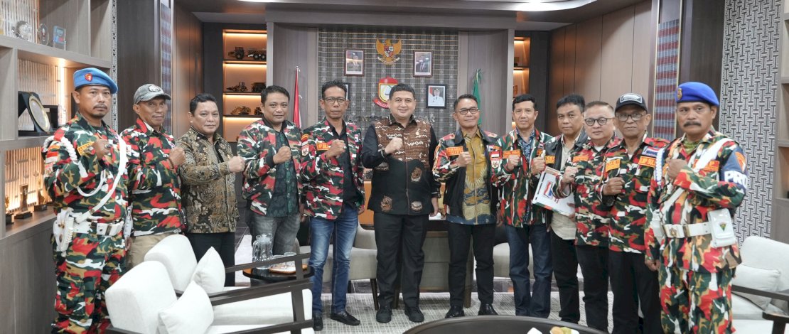 Jajaran pengurus Laskar Merah Putih Markas Daerah Sulawesi Selatan menyambangi Balai Kota Makassar, untuk bertemu langsung dengan Wali Kota Makassar, Munafri Arifuddin.