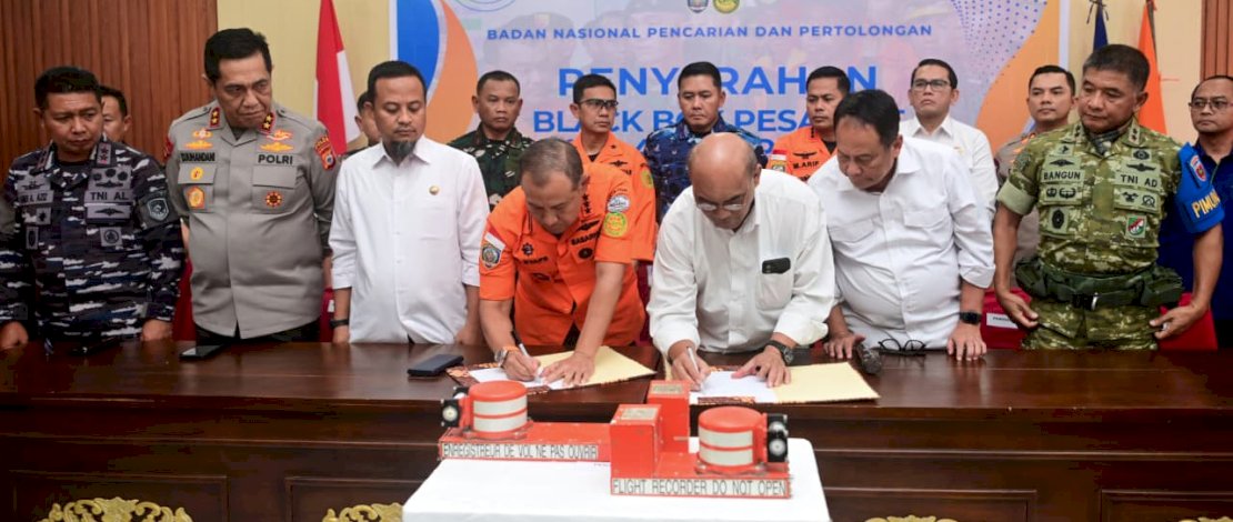 Gubernur Sulawesi Selatan, Andi Sudirman Sulaiman, menyaksikan langsung penyerahan black box pesawat ATR 42-500 PK-THT dari Kepala Basarnas Marsekal Madya TNI Mohammad Syafii kepada Ketua Komite Nasional Keselamatan Transportasi (KNKT) Soerjanto Tjahjono di Kantor Basarnas Makassar, Kamis (22/1/2026).