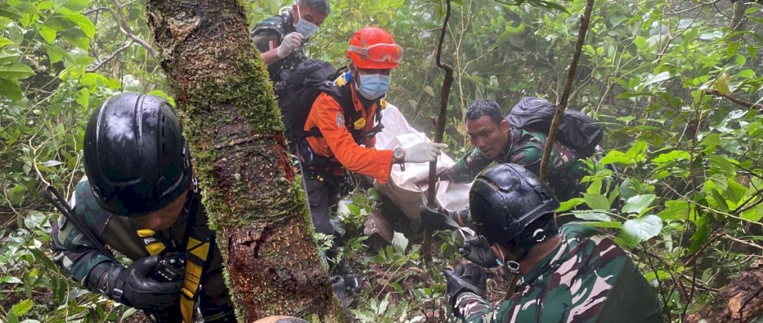 Proses evakuasi korban jatuhnya pesawat ATR 42-500 di Kawasan Gunung Bulusaraung, Kabupaten Pangkep, Sulsel.