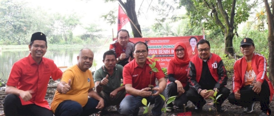 DPD PDI Perjuangan Sulawesi Sulsel memperingati Hari Ulang Tahun ke-79 Ketua Umum PDI Perjuangan, Megawati Soekarnoputri, dengan menggelar aksi kepedulian lingkungan hidup berupa penanaman pohon dan pelepasan benih ikan di Lapangan Macantik dan waduk setempat, Jalan Toddopuli X, Puri Taman Sari, Kota Makassar, Jumat, 23 Januari 2026