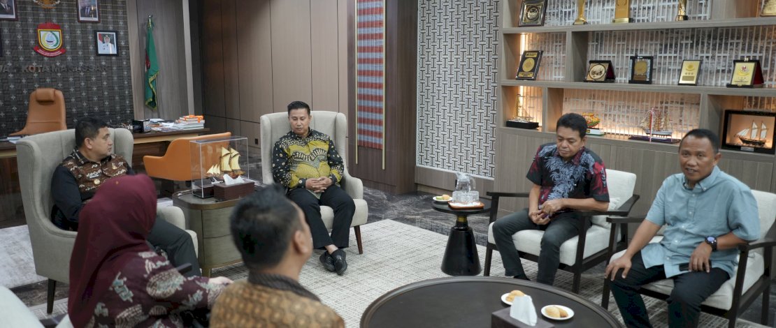 Wali Kota Makassar, Munafri Arifuddin  bersama bersama jajaran Perumda Terminal Makassar Metro membahas langkah strategis optimalisasi pengelolaan tiga terminal, Jumat, 23 Januari 2026.