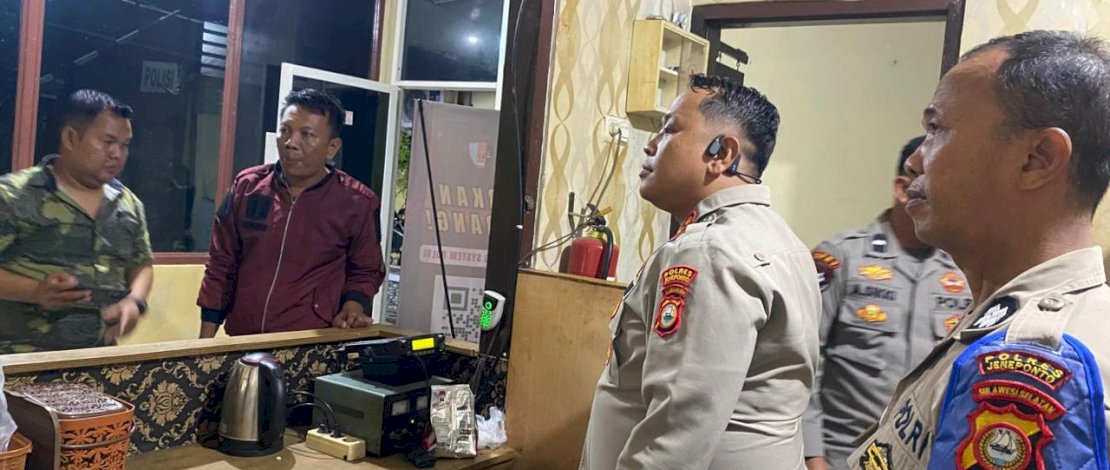 Kapolres Jeneponto, AKBP Haryo Basuki, melakukan inspeksi mendadak (sidak) ke Polsek Tamalatea pada Kamis malam, 22 Januari 2026.