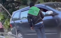 Viral di Sosmed ! Terjebak Blokade di Jalan Trans Sulawesi, Pengendara Emosi Gagal Menjenguk Orang Tua Sakit