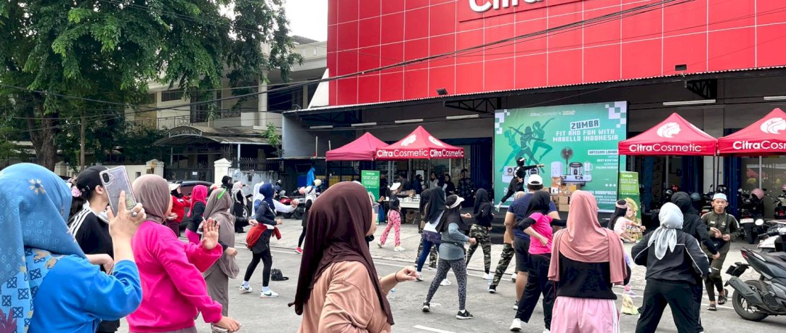 Ratusan warga Makassar memadati pelataran toko CitraCosmetic cabang Boulevard untuk mengikuti senam Zumba bersama yang digelar hasil kolaborasi apik antara CitraCosmetic dan brand perawatan kulit tradisional, Mabello Indonesia.