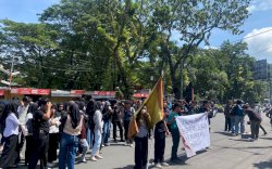Sidang Praperadilan Kasus Pelecehan Seksual Sesama Jenis Dosen-Mahasiswa UNM Diwarnai Aksi Protes