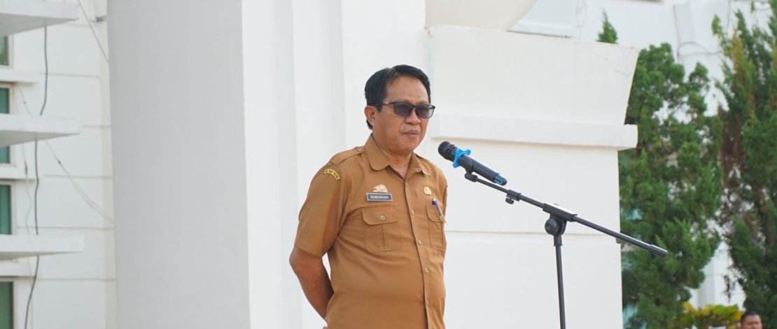 PJ Sekda Ramadhan Pirade memimpin apel pagi di Halaman Kantor Bupati Luwu Timur, Senin, 26 Januari 2026.