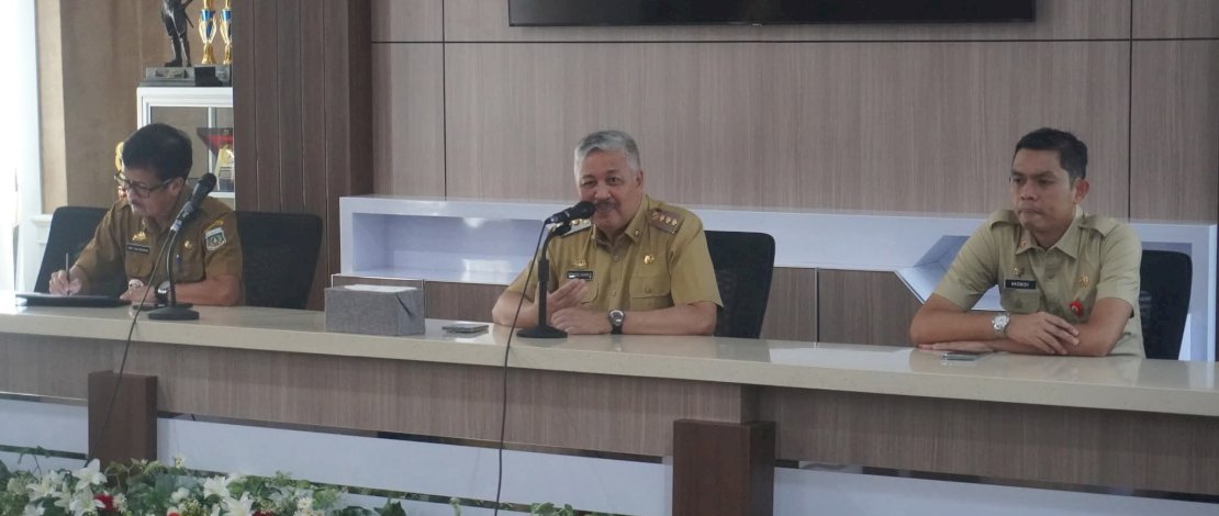 Bupati Pinrang Irwan Hamid, memimpin rapat koordinasi bersama jajaran Pemerintah Kabupaten Pinrang, termasuk Sekretaris Daerah A. Calo Kerrang, Staf Ahli Bupati, para Asisten, serta seluruh Kepala Perangkat Daerah se-Kabupaten Pinrang, Senin, 26 Januari 2026.