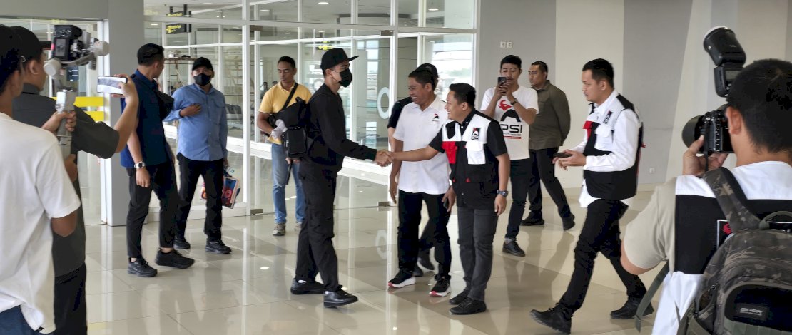 Kaesang tiba di Bandara Internasional Sultan Hasanuddin, Makassar, pada Selasa siang (27/1/2026) sekitar pukul 12.30 WITA. Putra pengusaha nasional Rusdi Masse itu disambut langsung jajaran pengurus Dewan Pimpinan Wilayah (DPW) PSI Sulsel.