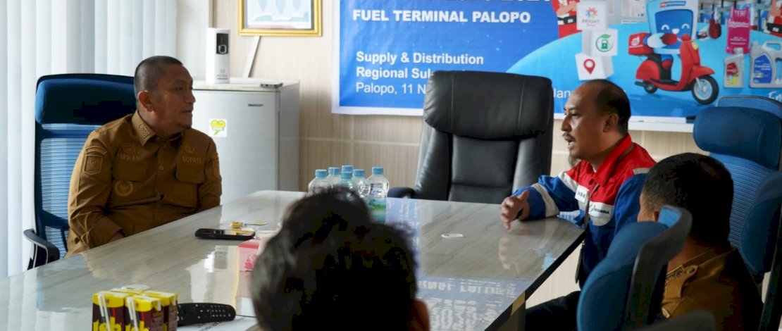 Bupati Luwu Timur Irwan Bachri Syam, didampingi Plt Kadis Tenaga Kerja dan Transmigrasi Joni Patabi, melakukan kunjungan kerja ke PT Pertamina Terminal BBM (TBBM) Palopo, Desa Karang karangan, Kecamatan Bua, Selasa, 27 Januari 2026.