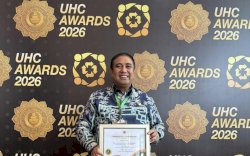 Bupati Maros Terima Penghargaan UHC Award 2026 