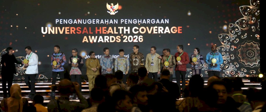 UHC Awards diserahkan langsung oleh Menteri Koordinator Bidang Pemberdayaan Masyarakat (Menko PM), Dr. HC. Drs. H. Abdul Muhaimin Iskandar, M.Si. (Cak Imin) kepada Bupati Luwu Timur yang diwakili Kepala Dinas Kesehatan, dr. Adnan D. Kasim, pada acara Deklarasi dan Pencanangan Universal Health Coverage (UHC) yang digelar di JIEXPO Kemayoran, Jakarta Pusat, Selasa, 27 Januari 2026.
