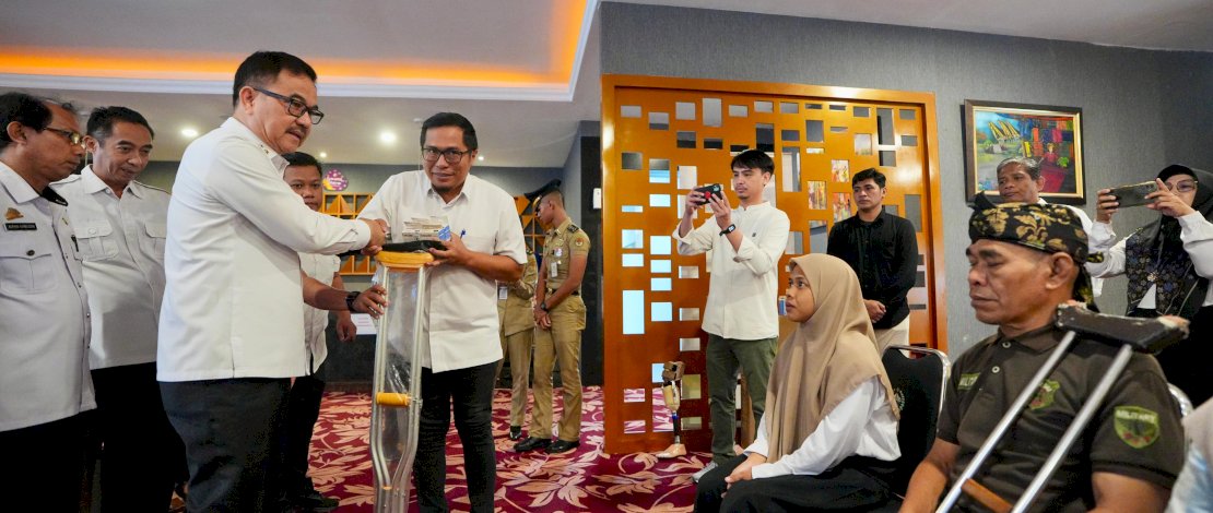 Penyerahan bantuan dilakukan secara simbolis oleh Sekretaris Daerah Provinsi Sulsel, Jufri Rahman, kepada sejumlah penerima manfaat, yang berlangsung di Baruga Lounge Kantor Gubernur Sulsel, Rabu, 28 Januari 2026.