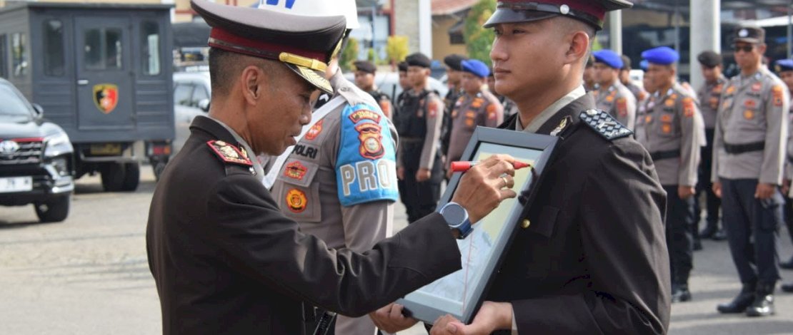 Tiga personel Polres Bone resmi diberhentikan tidak dengan hormat (PTDH) dalam sebuah upacara terbuka yang digelar di halaman Mapolres Bone, Rabu pagi, 28 Januari 2026.
