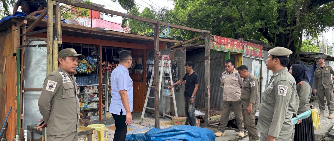 Penertiban bangunan liar berupa lapak Pedagang Kaki Lima (PKL) yang berdiri di atas trotoar dan saluran drainase di Jalan Sultan Alauddin, Kota Makassar.