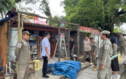 Puluhan Tahun Berdiri Diatas Trotoar, Pemkot Makassar Tertibkan 19 Lapak PKL di Jalan Sultan Alauddin