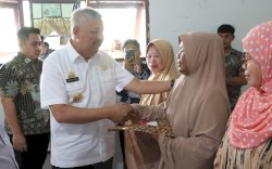 Bupati Pinrang Serahkan Sertifikat Tanah Program Redistribusi untuk 70 Warga Duampanua