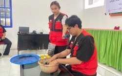 Mahasiswa KKNT Unhas Ajari Warga Desa Tonrong Rijang Ubah Limbah Sekam Padi Jadi Energi Alternatif 
