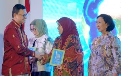 Wakil Wali Kota Makassar Terima Penghargaan BPOM RI di Peringatan HUT ke-25