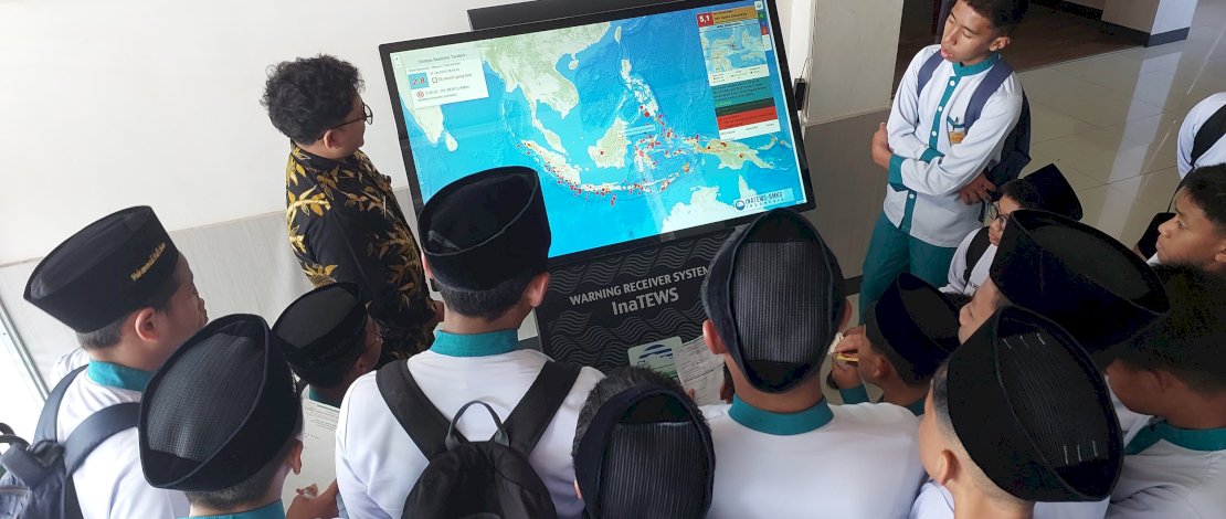 Santri Kelas VIII Madrasah Tsanawiyah (MTs) Pondok Pesantren Modern (PPM) Al-Fityan Gowa melaksanakan kunjungan belajar ke Stasiun Geofisika Badan Meteorologi, Klimatologi, dan Geofisika (BMKG) Kabupaten Gowa, Jumat, 30 Januari 2026.
