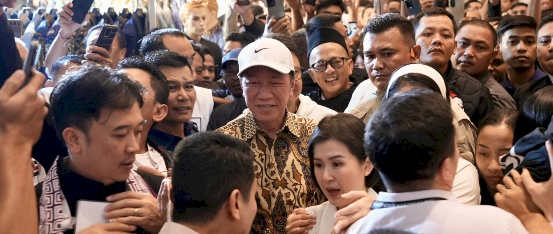 Batik, Topi Putih, dan Yel-Yel: Jokowi Tiba di Makassar Hadiri Rakernas PSI