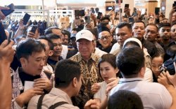 Batik, Topi Putih, dan Yel-Yel: Jokowi Tiba di Makassar Hadiri Rakernas PSI