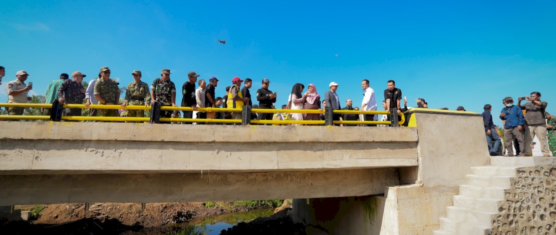 Gubernur Sulsel Andi Sudirman Sulaiman meresmikan Jembatan Sungai Balampangi yang terletak di Desa Bua, Kecamatan Tellu Limpoe, Kabupaten Sinjai, Sabtu, 31 Januari 2026.