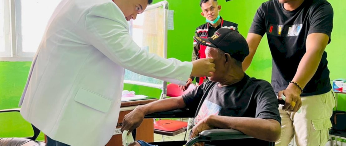 Salah seorang dokter spesialis sedang memeriksa pasien di Puskesmas Mahalona.