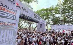 Puluhan Ribu Warga Ikuti Jalan Sehat PSI di Makassar, Kaesang: Politik Harus Menyenangkan!