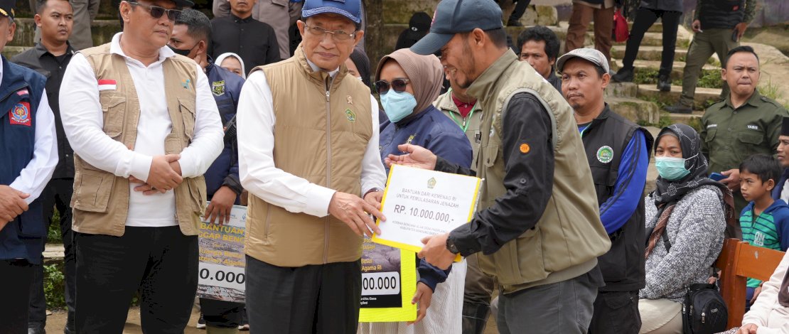 Menag Nasaruddin Umar menyerahkan bantuan kepada korban terdampak longsor Cisarua, Minggu, 1 Februari 2026.