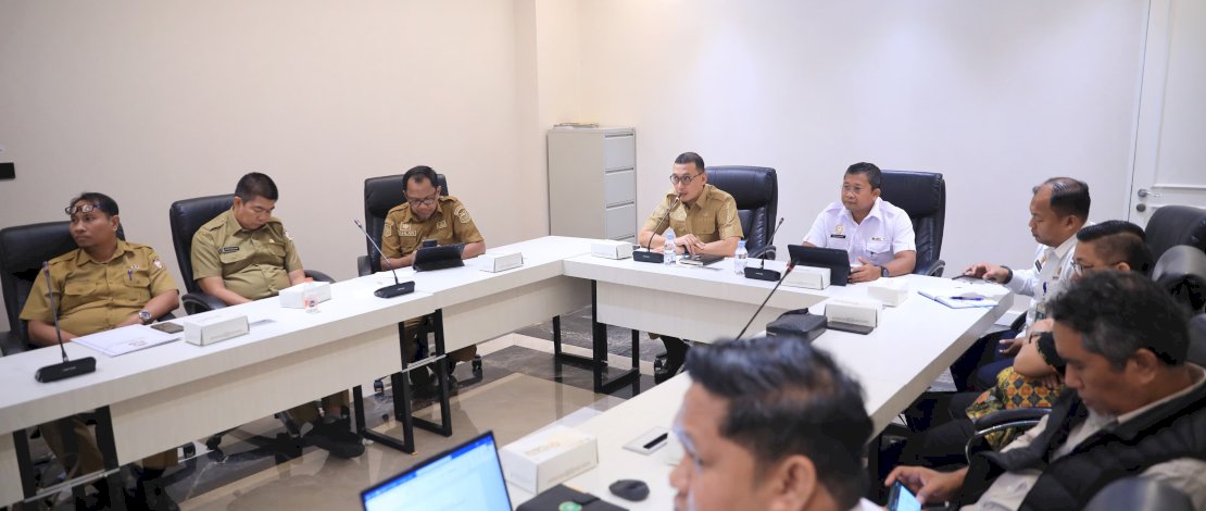 Sekda Makassar Andi Zulkifly memimpin rapat bersama OPD teknis diantaranya BPKAD, Dinas PU, Dinas Tata Ruang dan Civitas Akademika PIP di Ruang Sekda, Senin, 2 Februari 2026.