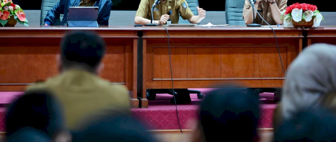 Pelaksana Tugas (Plt) Kepala Dinas Komunikasi, Informatika, Statistik, dan Persandian (Diskominfo-SP) Provinsi Sulawesi Selatan, Muhammad Salim Basmin, secara perdana memimpin rapat bersama jajaran Bidang Hubungan Masyarakat (Humas) Diskominfo-SP Sulsel di Ruang Command Center, Kantor Gubernur Sulsel, Senin, 2 Februari 2026.