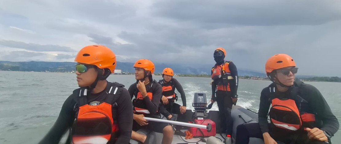 Tim SAR melakukan pencarian dengan menyebar menyisir perairan Pao Limpo&rsquo;e untuk mencari nelayan asal Jeneponto yang dilaporkan tenggelam.