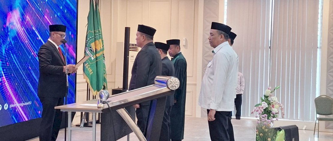 Pelantikan dan pengambilan sumpah jabatan berlangsung di Aula Kanwil Kemenag Sulawesi Selatan, Jl. Nuri Makassar, Senin, 2 Februari 2026.