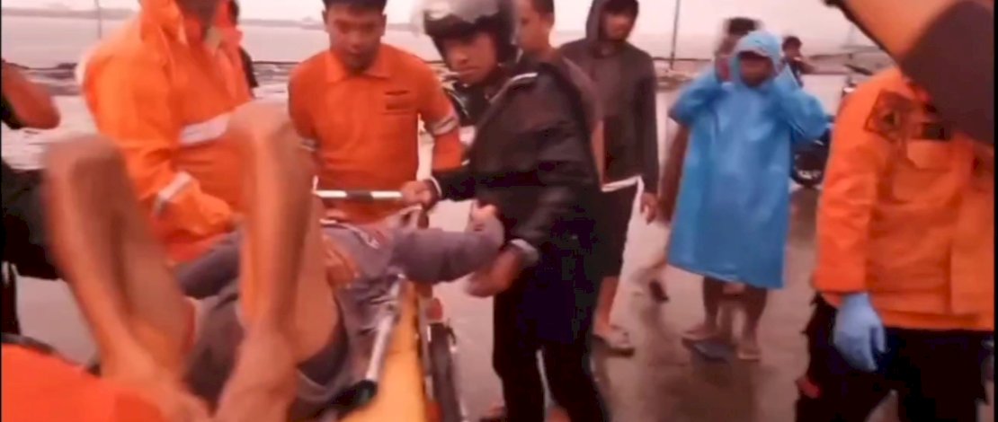 Proses evakuasi korban kebakaran kapal di Pelabuhan Paotere, Makassar, Selasa, 3 Februari 2026.