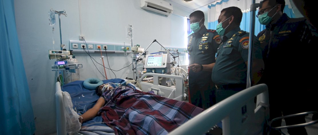 Wakil Komandan (Wadan) Kodaeral VI Laksamana Pertama TNI Dr. Arya Delano, S.E., M.Pd., M.Han., mewakili Komandan Kodaeral VI Laksamana Muda TNI Andi Abdul Aziz, S.H., M.M., mengunjungi para korban kecelakaan kapal ikan nelayan Rismawati Indah yang meledak dan terbakar di Pelabuhan Paotere, Kota Makassar, Selasa, 3 Februari 2026.