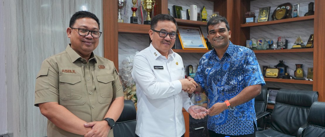 Sekretaris Daerah Provinsi Sulsel, Jufri Rahman, menerima kunjungan Embassy of the Republic of Singapore - Jakarta yang diwakili First Secretary (Political) Malik Vickland, di Ruang Kerja Sekda Sulsel, Selasa, 3 Februari 2026.