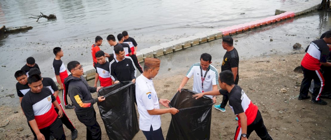 Gerakan ASRI ditandai dengan aksi bersih-bersih serentak yang melibatkan jajaran Pemerintah Provinsi Sulsel bersama guru dan siswa SMA/SMK, di sejumlah ruang publik strategis Kota Makassar, Rabu, 4 Februari 2026.