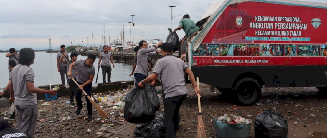 Jaga Kebersihan Pantai, Polres Pelabuhan Makassar Implementasi Instruksi Presiden