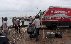 Jaga Kebersihan Pantai, Polres Pelabuhan Makassar Implementasi Instruksi Presiden
