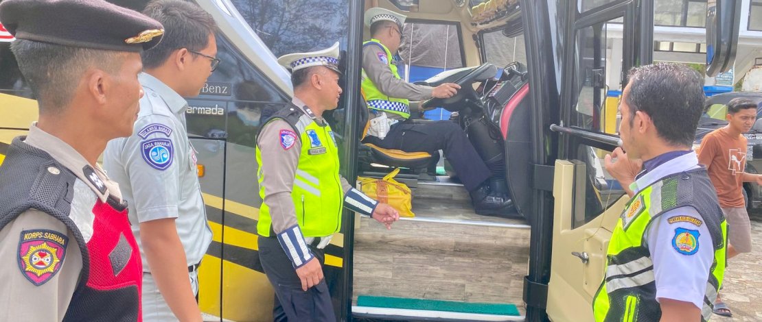 Satuan Lalu Lintas Polres Kepulauan Selayar menggandeng Dinas Perhubungan serta Jasa Raharja melaksanakan kegiatan ramp check Bus Antar Kota Dalam Provinsi (AKDP) sebagai bagian dari pelaksanaan Operasi Keselamatan Pallawa 2026.
