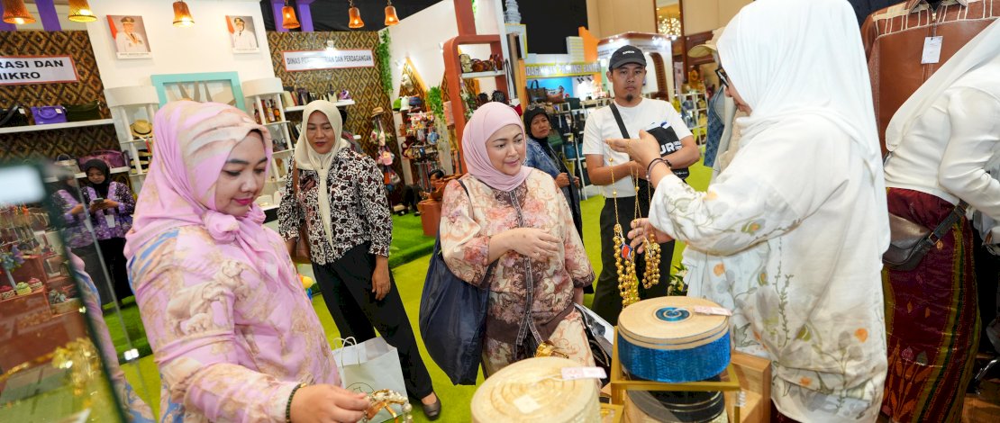 Dekranasda Provinsi Sulsel menampilkan beragam produk kriya dan wastra unggulan dalam pameran The 26th Jakarta International Handicraft Trade Fair (INACRAFT) 2026.