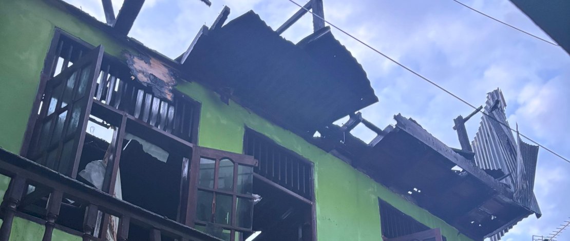 Salah satu rumah yang terbakar di Jalan Bulogading, Makassar, Kamis, 5 Februari 2026.