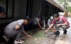 Tindak Lanjuti Arahan Presiden, Ratusan Personel Polres Gowa Bersihkan Kawasan Wisata Sejarah Balla Lompoa