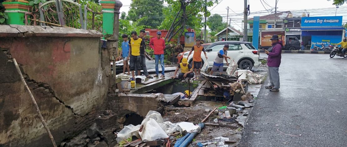 Penertiban menyasar lapak Pedagang Kaki Lima (PKL) yang berdiri di atas saluran drainase dan trotoar di Jalan AP Pettarani Selatan dan Jalan Bontomangape, Kelurahan Manuruki, Kecamatan Tamalate, Makassar, Selasa, 10 Februari 2026.