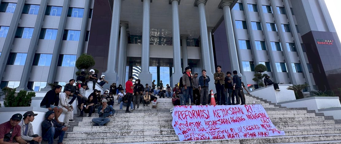 Puluhan mahasiswa menggelar aksi demonstrasi di Kantor Kejati Sulsel, Jalan Urip Sumoharjo, Kota Makassar, pada Senin sore, 9 Februari 2026.