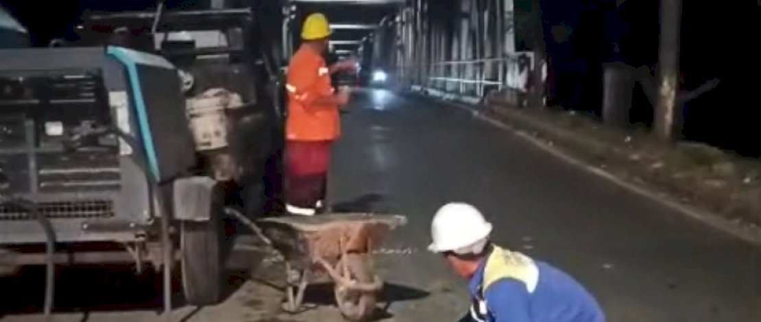 Dinas Pekerjaan Umum (PU) Kota Makassar, melalui Satuan Tugas (Satgas) Bidang Jalan dan Jembatan langsung melakukan pemeliharaan dengan penanganan jalan berlubang di sejumlah titik rawan di Jalan Metro Tanjung Bunga.