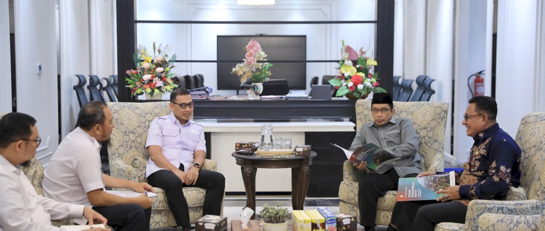 Sekretaris Daerah Makassar, Andi Zulkifly, bersama panitia seleksi (pansel) diantaranya Rektor UIM Prof Muammar Bakry dan Kabag Kesra Makassar Muh Syarief di ruang rapat Sekda Makassar, Kantor Balai Kota Makassar, Rabu, 11 Februari 2026.