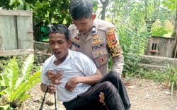 Viral! Aksi Polisi di Bone Bantu Penyandang Disabilitas 