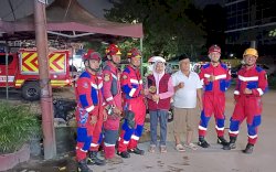 Setahun Bikin Cemas Warga, Sarang Lebah di Jalan Ir Juanda Tallo Dimusnahkan Tim Rescue Makassar