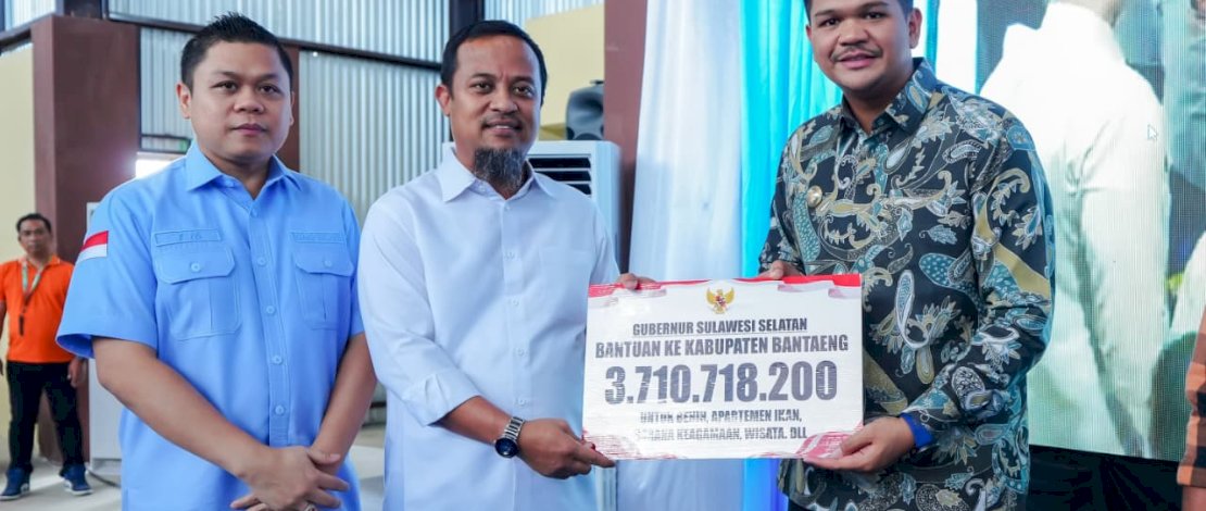 Gubernur Sulsel Andi Sudirman Sulaiman diserahkan secara simbolis kepada Bupati Bantaeng Muh Fathul Fauzy Nurdin dan penerima manfaat di Kecamatan Gantarangkeke, Bantaeng, Jumat (13/2/2026).